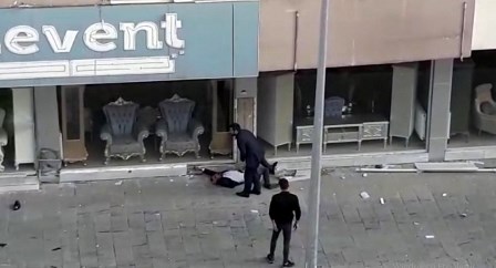 TRAFİK MAGANDASI KALDIRIMDAKİ YAYAYI EZİP KAÇTI, ONLARCA ÇOCUK EZİLMEKTEN SON ANDA KURTULDU
