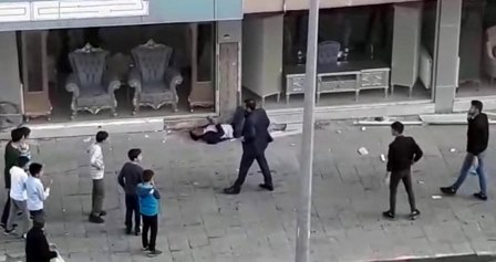 TRAFİK MAGANDASI KALDIRIMDAKİ YAYAYI EZİP KAÇTI, ONLARCA ÇOCUK EZİLMEKTEN SON ANDA KURTULDU