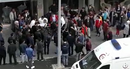 TRAFİK MAGANDASI KALDIRIMDAKİ YAYAYI EZİP KAÇTI, ONLARCA ÇOCUK EZİLMEKTEN SON ANDA KURTULDU