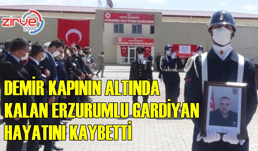 DEMİR KAPININ ALTINDA KALDI