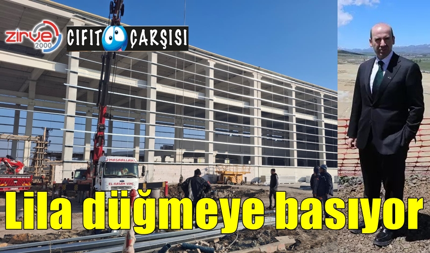Lila düğmeye basıyor